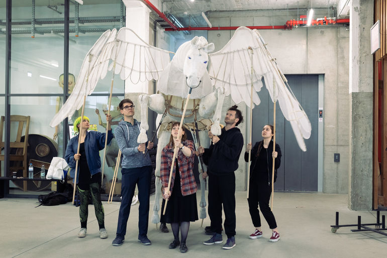Sieben Puppenspiel-Studierende mit lebensgroßer, weißer Pegasus-Puppe 