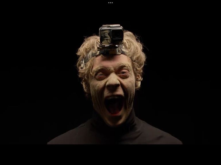 Draußen vor der Tür, Diplomprojekt Zeitgenössische Puppenspielkunst Florian Heise als Beckmann mir Staub bedecktem Gesicht, geöffneten, zum Schrei verzerrten Mund