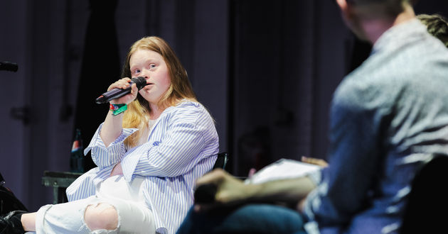 Amelie Gerdes  während des Panels „Was bedeutet Inklusion in der Schauspielausbildung?“. Sie spricht und schaut zu den anderen Panelist*innen.