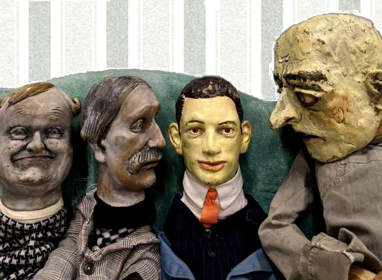 Nahaufnahme von vier Handpuppen 