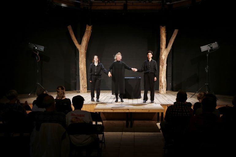 Drei Tage am Rand Kooperation mit dem Theater am Rand wird 2024 fortgesetzt Drei Puppenspielerinnen am Bühnenrand stehend, Hände-haltend beim Appalus